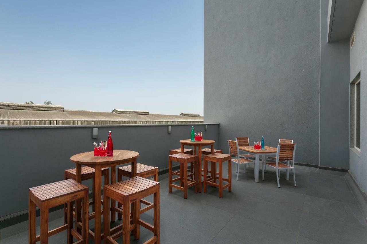 Ginger Sanand Hotel Ngoại thất bức ảnh