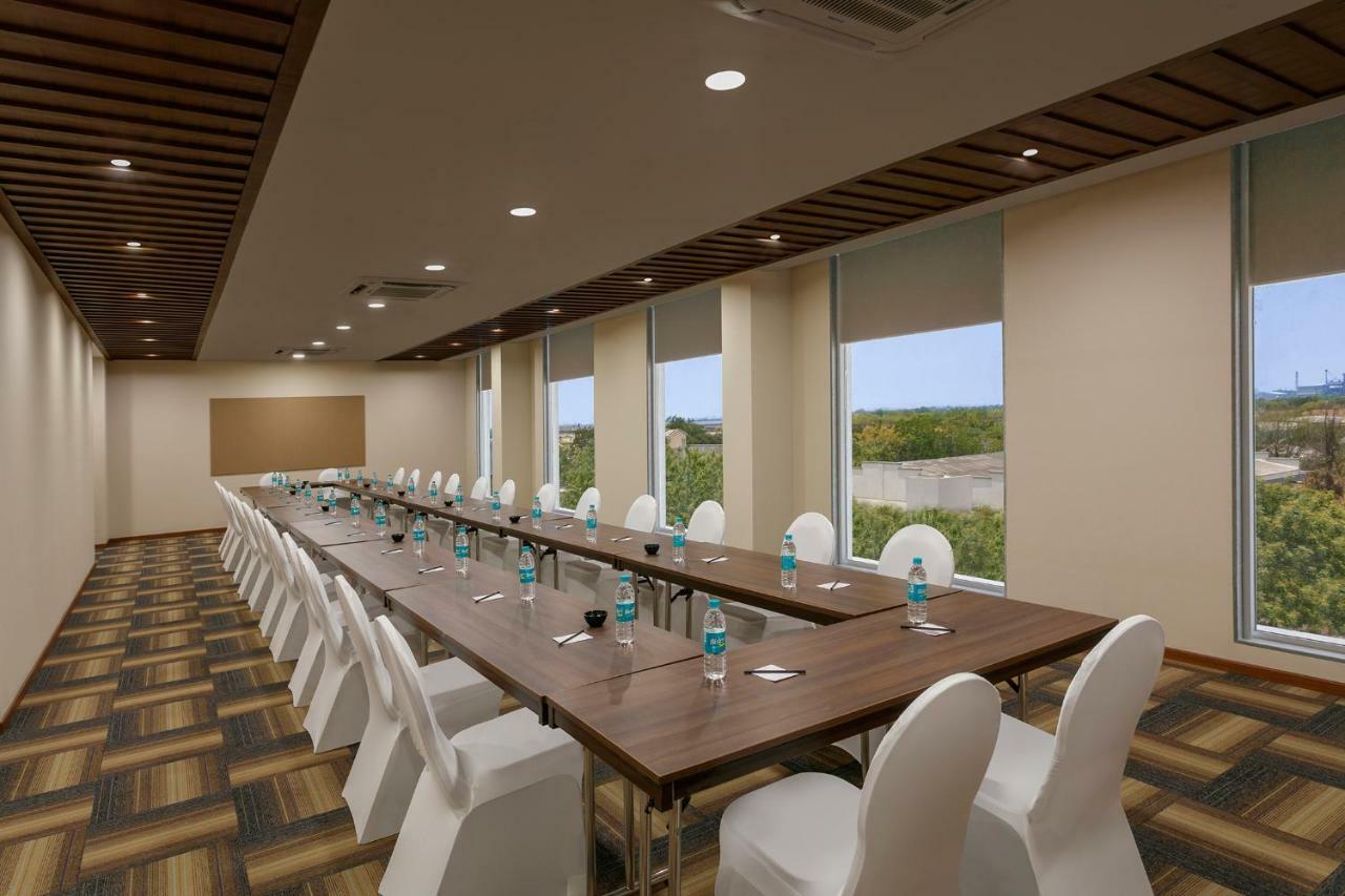 Ginger Sanand Hotel Ngoại thất bức ảnh