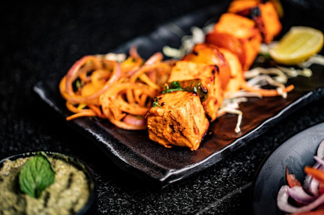 Ginger Sanand Hotel Ngoại thất bức ảnh